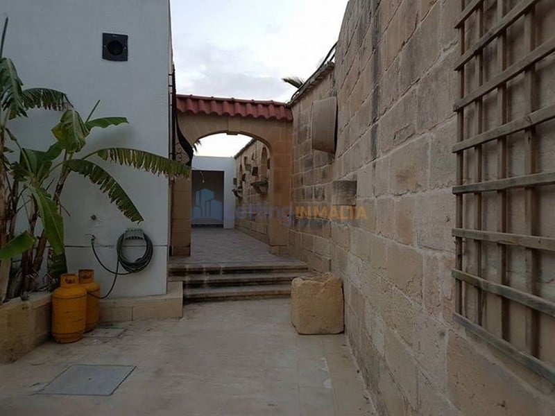 Maltese Bungalow With Pool and Garden