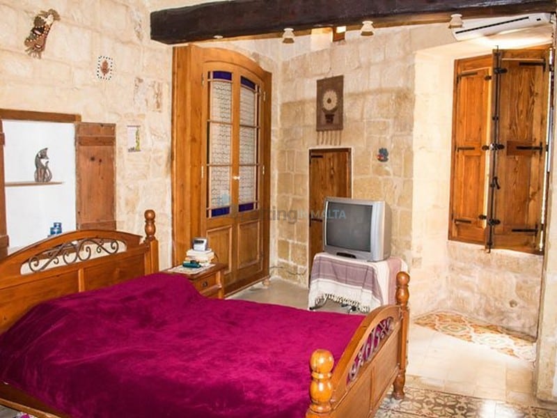 Rent House of Character in Malta