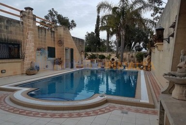 Maltese Bungalow With Pool and Garden